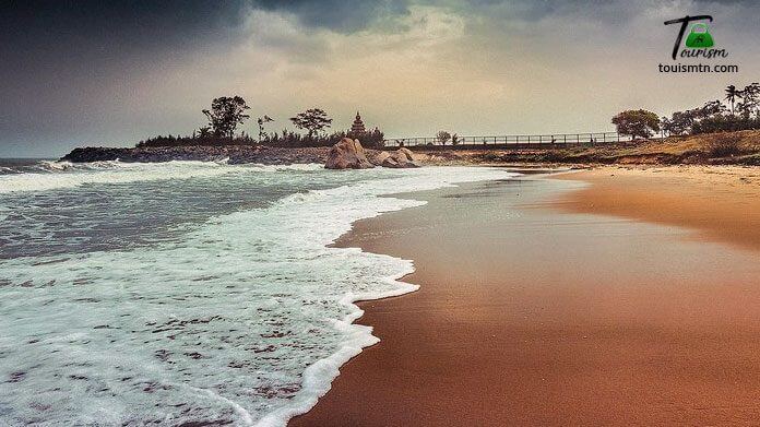Seashore in mahabalipuram beach with seashore view