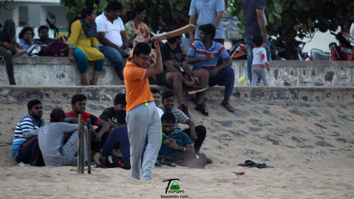 Cricket in Thiruvanmiyur Beach