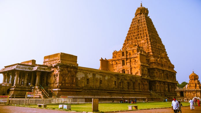 Thanjai Periya Kovil famous temples in tamilnadu